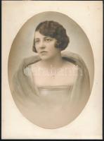 cca 1929 Szépen színezett női portré, vintage ovális fotó jelzés nélkül, a keretezés miatt felragasztva egy (szintén jelzés nélküli) balatoni tájképfotó hátoldalára, 20x15 cm, hordozó 23,5x17,2 cm