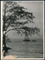 cca 1929 Szépen színezett női portré, vintage ovális fotó jelzés nélkül, a keretezés miatt felragasz...