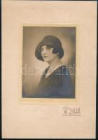 cca 1928 Budapest, Halmi fényképész műtermében készült, jelzett vintage fotó, ezüst zselatinos fotópapíron, 16x11,5 cm, karton 29,3x20,2 cm