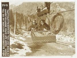 cca 1916 Bolgár tiszt drótkötél vasúton utazik az olasz fronton egy osztrák-magyar állásba. Fotó, kartonra kasírozva / Bulgarian officers travel to an Austro-Hungarian standpost in the Italian battlefield Photo on cardboard 17x12 cm