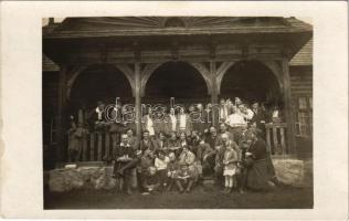 1926 Szinyec, Sinec (Nyustya, Hnústa); vadászház turistákkal / hunting lodge, rest house with tourists. photo