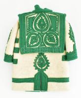 Népi mintás textilművész babaruha, 25x21 cm