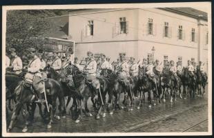 cca 1938 Felvidéki bevonulásra? induló katonák a mai Frankel Leó úton. Feliratozott fotólap háttérben dohány áruda