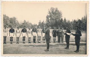 1940 Kolozsvár, Cluj; Magyarország B válogatott - Kolozsvár válogatott 2:1 (1:0), labdarúgók, focisták csoportja, magyar katonák / football teams, group of players and Hungarian soldiers. photo (EK)