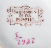 Bartosch V. és Fiai Budapest jelzett vastagüveg bögre, kopással, m: 6 cm