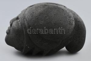 Pistyur Imre (Csobánka, 1953-): Szitakötő. Faragott és pácolt vulkáni kő, jelzés nélkül, hibátlan, 2...