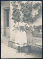 1918 Szatmár, lány magyar népviseletben, fotó, 10,5×7,5 cm