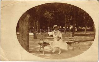 1921 Balatonfüred, padon ülő hölgy a parkban. photo (fa)