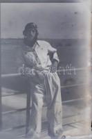 cca 1930 5 db repülős fénykép repülőgépről és pilótáról, 1 db fotónegatív és 1 db üvegnegatív