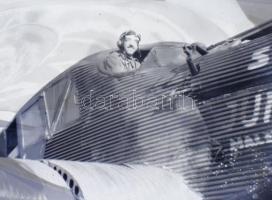 cca 1930 5 db repülős fénykép repülőgépről és pilótáról, 1 db fotónegatív és 1 db üvegnegatív