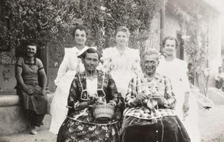 cca 1930 8 db fotó nőknek öltözött férfiakról, albumlapra ragasztva, felületükön törésnyomok, 8,5×5,...