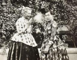 cca 1930 8 db fotó nőknek öltözött férfiakról, albumlapra ragasztva, felületükön törésnyomok, 8,5×5,...