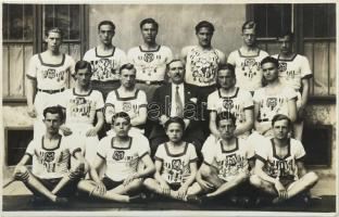 cca 1930 Magyar Ruggyantagyár (MRG) sportkörének fotólapja, a szereplőkön számos éremmel, 8x13 cm