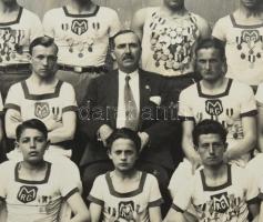 cca 1930 Magyar Ruggyantagyár (MRG) sportkörének fotólapja, a szereplőkön számos éremmel, 8x13 cm