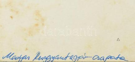 cca 1930 Magyar Ruggyantagyár (MRG) sportkörének fotólapja, a szereplőkön számos éremmel, 8x13 cm