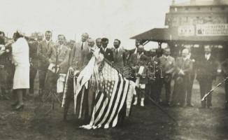 cca 1920-1930 Feltehetőleg magyar-amerikai labdarúgó mérkőzésen készült fotó, a képen amerikai zászl...