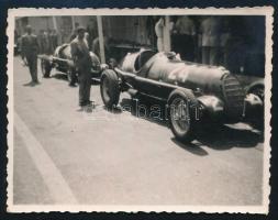 1936 "Gran-Prix győztes kocsi, vezette [Tazio] Nuvolari", régi versenyautó fotója, a hátoldalon feliratozva, 8,5x6,5 cm