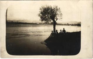 1916 Naplemente, katonák a Tisza partján (H. sziget) photo