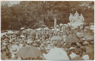 1901 Budapest VIII. Orczy kert, Mária Ludovika József nádorral és Buttler Jánossal szoborcsoport avatási ünnepsége, katonatisztek. photo (EK)