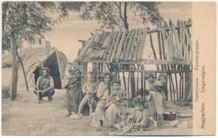 Magyarfalu, Magyarfalva, Ungeraiden, Ungereigen, Uhorská Ves, Záhorská Ves; Cigány tanya. Wiesner Alfréd kiadása / Zigeunergruppe / gypsy camp