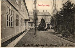 1907 Zalaegerszeg (?), Báró Solymosy kastély udvara (EK)