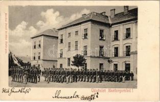 1900 Esztergom, Gyalogsági laktanya udvara, katonák sorakozója. Kardos Dezső kiadása