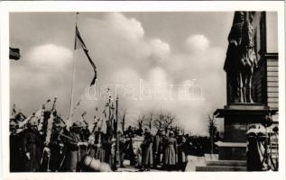 1941 Budapest I. Az 1848-49-es szabadságharci zászlók ünnepélyes hazahozatala Oroszországból. Az ünnepség előtt a Görgey szobornál