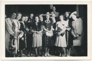 1941 Kolozsvár, Cluj; Nemzeti Színház színészei jelmezben a színház megnyitásakor. Fotofilm / actors and actresses in costumes at the opening of the National Theatre. photo