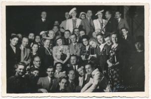 1941 Kolozsvár, Cluj; Nemzeti Színház színészei jelmezben a színház megnyitásakor. Fotofilm / actors and actresses in costumes at the opening of the National Theatre. photo (non PC) (fl)