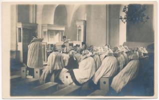 Szenterzsébet, Hammersdorf, Gusterita (Nagyszeben, Sibiu); Vecernie / Vesper / Vecsernye a templomban, belső. Fot. orig. E. Fischer 1931. / Vespers in the church, interior (EK)