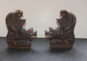 ~1920 2db kézzel faragott, sárkányokat megelevenítő könyvtámasz, helyenként sérült részekkel, 16cm-es magassággal / Cca. 1920 Two handmade dragon shaped bookends with slightly damaged parts and with 16cm high