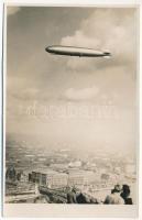 1931 Budapest, Graf Zeppelin LZ-127 léghajó a Ferenc József híd felett. photo