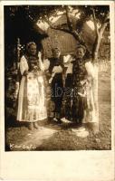 Körösfő, Izvoru Crisului (Kalotaszeg, Tara Calatei); Erdélyi leányok. Bátyi Lajos fényképész Kolozsvár / Transylvanian girl, folklore. photo