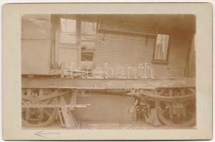 1907 Kiskundorozsma (Szeged), Dorozsmai vasúti katasztrófa 1907. április 12-én, szétzúzott vonatszer...