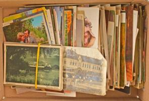 Közel 400 db nagyrészt régi képeslap közte sok üdvözlő, motívum, művész (pl. Usabal, Koehler, Patek ...