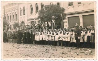 1940 Székelyudvarhely, Odorheiu Secuiesc; bevonulás, rendőr, népviselet / entry of the Hungarian troops, policeman. photo + "1940 Székelyudvarhely visszatért" So. Stpl.