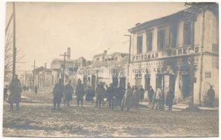 ~1915 Homonna, Homenau, Humenné; Fő tér az orosz betörés során megsérült épületek, Friedman Markus üzlete, katonák / WWI ruins after the Russian attack on the main square, shop of Friedman, K.u.K. soldiers. photo (non PC) (vágott / cut)