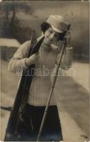1910 Hölgy síléccel, téli sport / Lady with skis, winter sport, photo (kopott sarkak / worn corners)