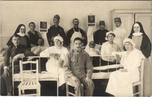 1915 Budapest IX. Gyáli úti honvéd helyőrségi kórház, Burza Károlyné, dr. Szepesi Sándorné és dr. Wünscher orvosok, sérült katonák. photo