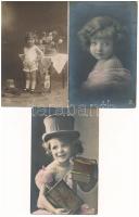 21 db RÉGI képeslap vegyes minőségben: gyerekek / 21 pre-1945 postcards in mixed quality: children