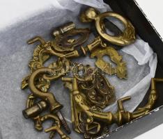 Vegyes öntött réz bútordísz, fogók stb, sokféle, antik darab