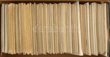 Kb. 860 db MODERN motívum képeslap dobozban: üdvözlő, reklám, festmény és egyéb / Cca. 860 modern mo...