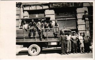 1945 Budapest I. Friedl cukrászda, teherautó munkásokkal. Corvin tér 6. photo - Berendezése ma a Kereskedelmi és Vendéglátóipari Múzeumban van, 1964-ben vásárolták meg)