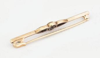 14k arany (Au) bross gyémántokkal 0,2; 0,03, 0,01 ct, össz 0,3 ct. Jn. br 3,67 g, 5,5 cm