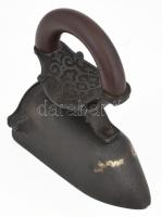 Antik szenes vasaló, jó állapotban, h: 19,5 cm, m: 19 cm