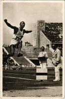 1936 Berlin, Olympische Spiele. Jesse Owens (USA) erringt im Weitsprung die Goldmedaille (Atlantic-Photo) / Summer Olympics, Jesse Owens (USA) 4x olympic champion in running