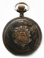 Ezüst (Ag) zsebóra címerpajzsos tokkal, hátoldalán lovaskocsis jelenettel, kopott. szerkezet javítás...