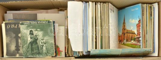 Főleg MODERN képeslap gyűjtemény 3 vázlatfüzetben és 2 hosszú dobozban. Érdekes, vegyes anyag, főleg...