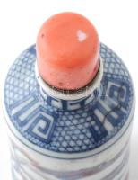 Kínai máz alatti kék-fehér porcelán tubákos üvegcse, korall kupakkal, m: 10,5 cm