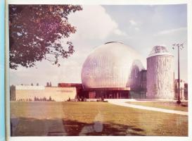 cca 1987 Zeiss-Planetarium im Ernst-Thälmann-Park, Berlin. / A berlini planetáriumot bemutató képes ...